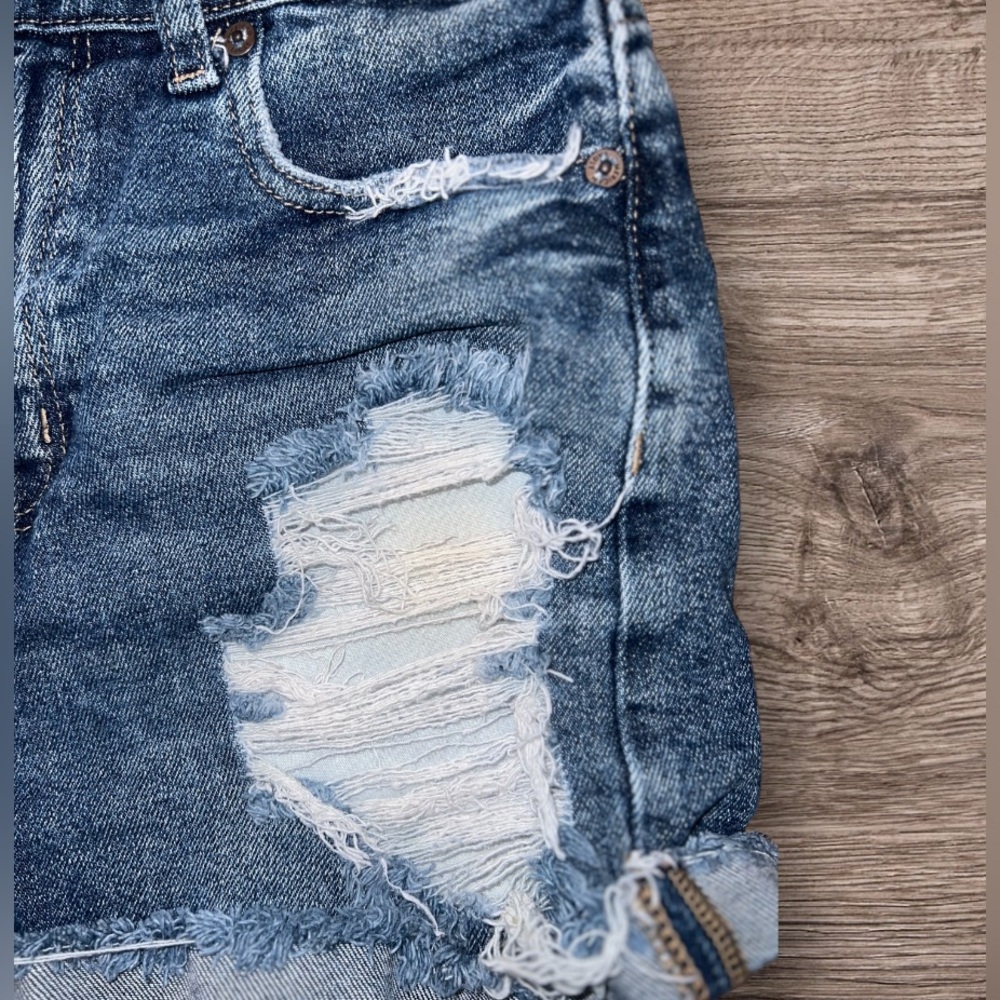 American Eagle Denim Mom Distressed Jean Cuffed Shorts Size 0 - Picture 4 of 6